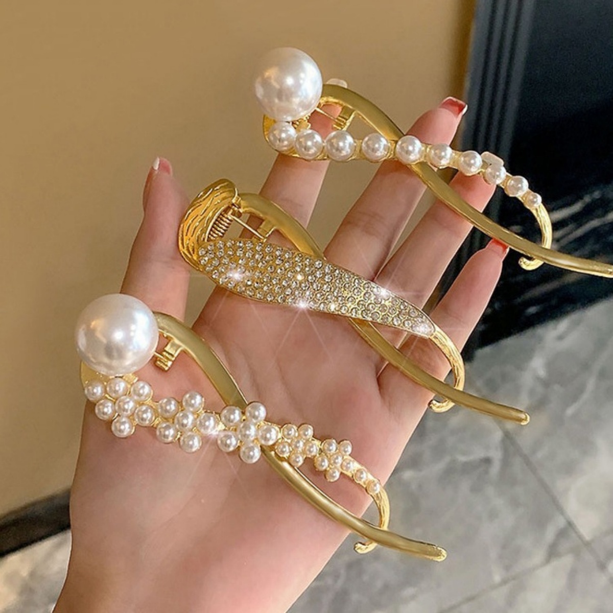 Elegant Glitter Pearl Hair Cli - огляд і ціна The Korean Lifestyle